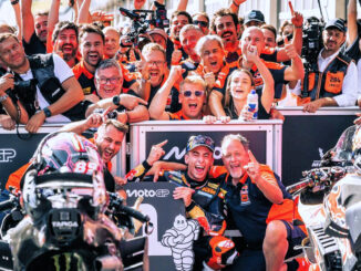 Pedro Acosta conquista al Red Bull Ring la sua prima storica vittoria in MotoGP, regalando a KTM un trionfo indimenticabile davanti al pubblico di casa. Dopo la delusione della Sprint, il giovane spagnolo reagisce da campione e inaugura una nuova era nella classe regina.