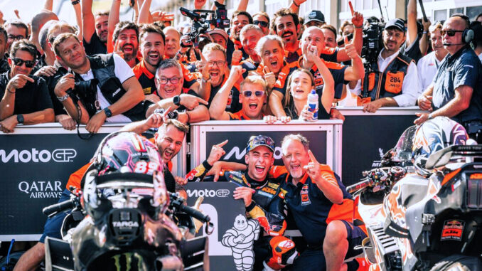 Pedro Acosta conquista al Red Bull Ring la sua prima storica vittoria in MotoGP, regalando a KTM un trionfo indimenticabile davanti al pubblico di casa. Dopo la delusione della Sprint, il giovane spagnolo reagisce da campione e inaugura una nuova era nella classe regina.